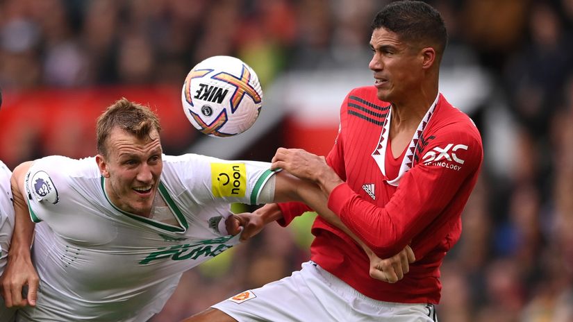 Newcastle's Dan Burn and Man Utd's Raphael Varane in action (©Stu Forster/Getty Images)