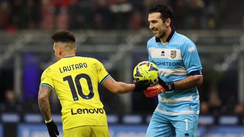 Lautaro Martinez eventually beat Gianluigi Buffon (©AFP)