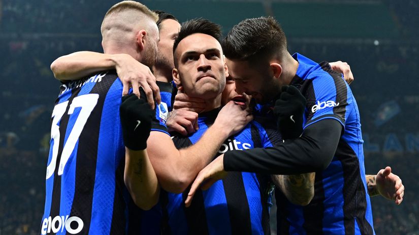 Lautaro celebrates with teammates after scoring (©AFP)