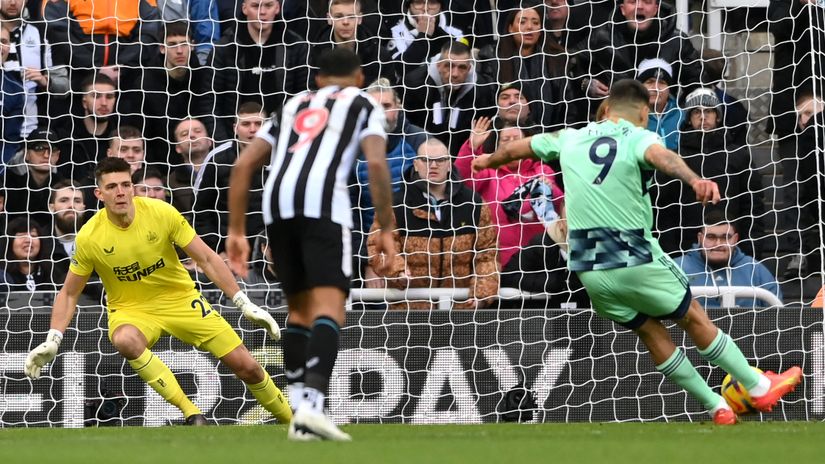 So unlucky: Mitrovic makes a mess out of his chance (©Getty Images)