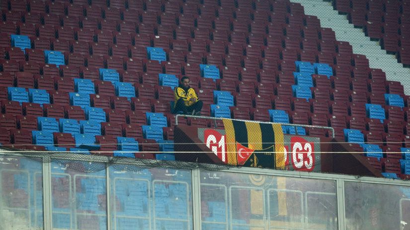 A sole fan of Istanbulspor at tribune during the Trabzon tie (©AFP)