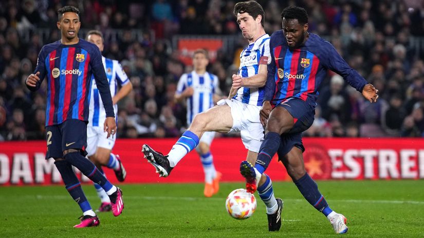 Kessie in action against Real Sociedad (© Alex Caparros/Getty Images)
