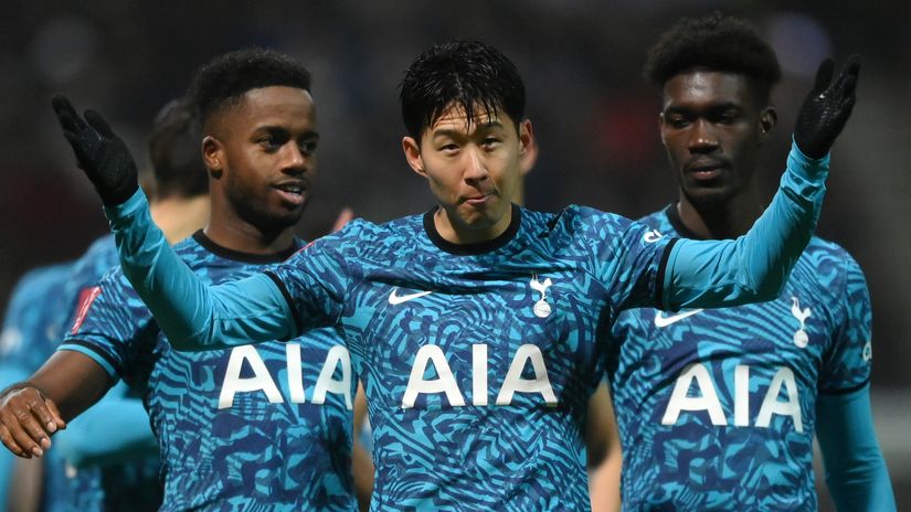Spurs stroll through Preston (©AFP)