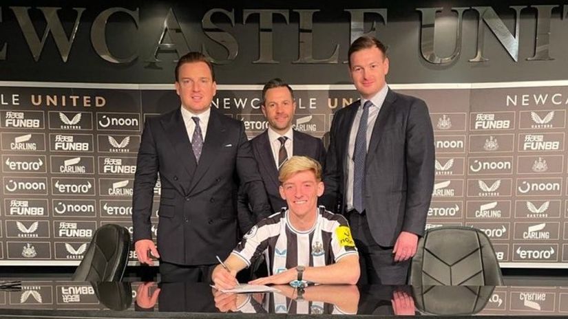 Gordon with Newcastle executives