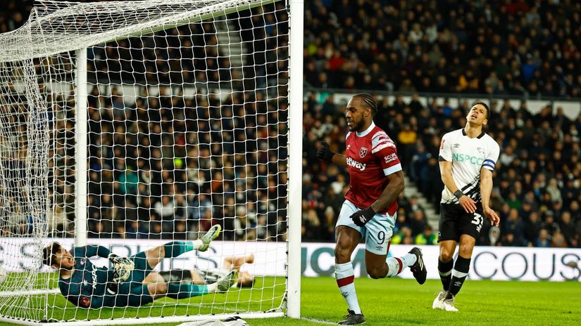 Michail Antonio celebrates after scoring West Ham's second goal of the game (©Reuters/Peter Cziborra)