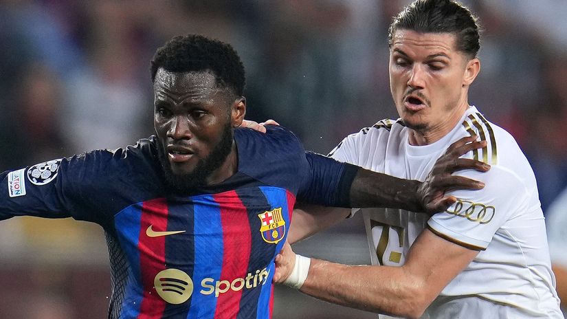 Sabitzer in action against Kessie of Barcelona (©Aitor Alcalde/Getty Images)