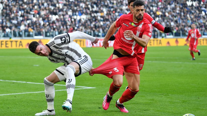 Dusan Vlahovic of Juventus battles for possession with Pablo Mari of AC Monza (©Valerio Pennicino/Getty Images)
