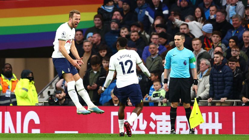 Kane makes history as lacklustre City fail to reduce the gap with Arsenal