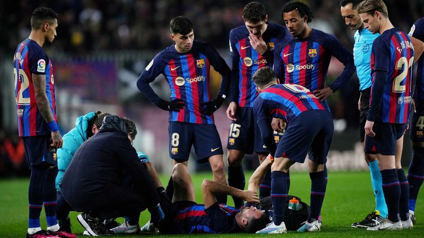 Sergio Busquets of FC Barcelona receives medical treatment (©Alex Caparros/Getty Images)