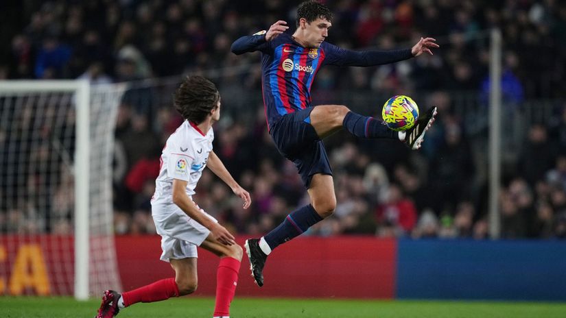 Christensen in action for Barca against Sevilla (©Alex Caparros/Getty Images)