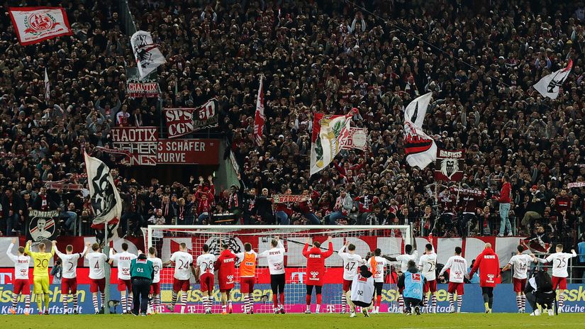 Koln fans serenade their players (©AFP)