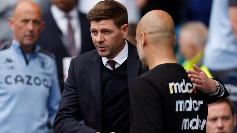 Gerrard shakes hands with Guardiola (©Reuters/Jason Cairnduff)