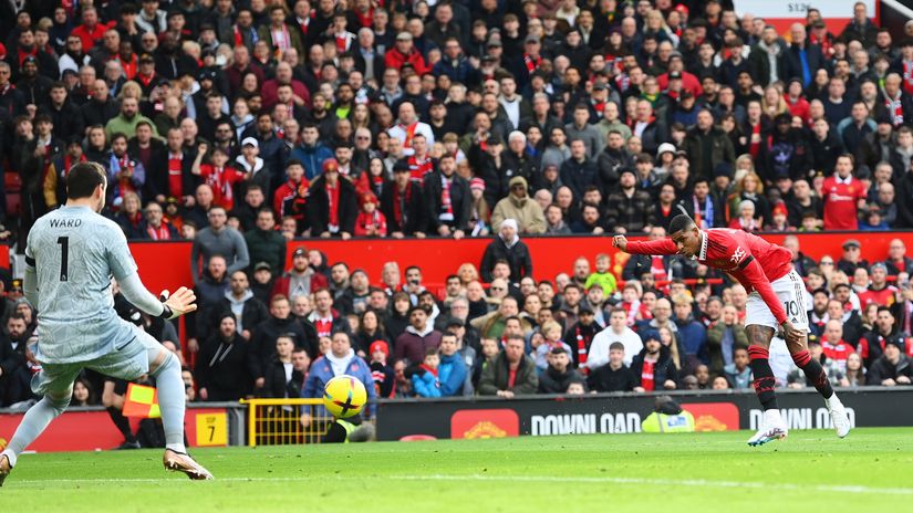Rashford nails it behing Leicester's keeper (©Michael Regan/Getty Images)