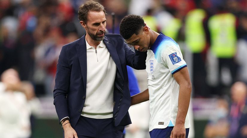 Southgate consolates Bellingham after losing to France in Qatar (©Richard Heathcote/Getty Images)
