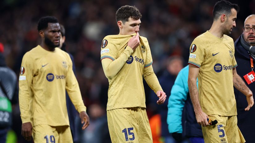 Barca players in despair after the loss at Old Trafford (©REUTERS/Carl Recine)