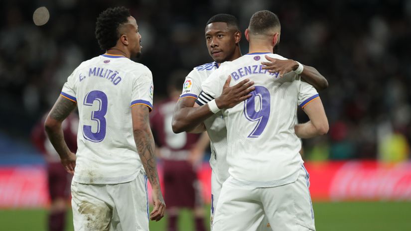 Alaba hugs Benzema (©Gonzalo Arroyo Moreno/Getty Images)