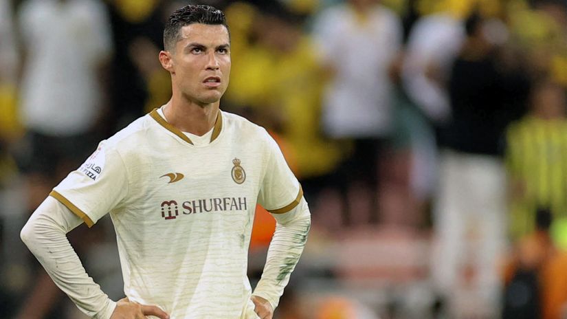 Ronaldo loses the Saudi derby, kicks the water bottles in anger