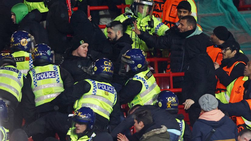 English policemen containing Betis fans in the Old Trafford stands (©AFP)