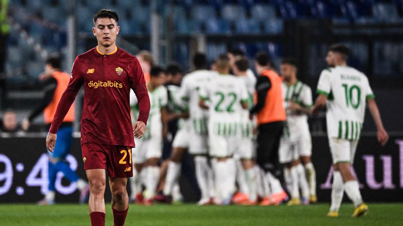 Dybala disappointed after the defeat (©AFP)