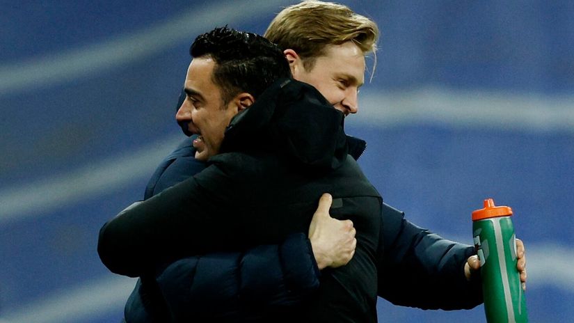 Xavi hugs his main man (©REUTERS/Susana Vera)