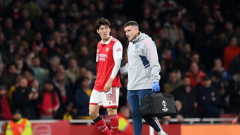 Tomiyasu helped off the pitch (©Getty Images)