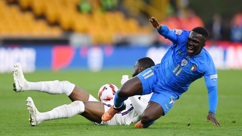 Degnand Wilfried Gnonto of Italy is challenged by Fikayo Tomori of England (© Claudio Villa/Getty Images)