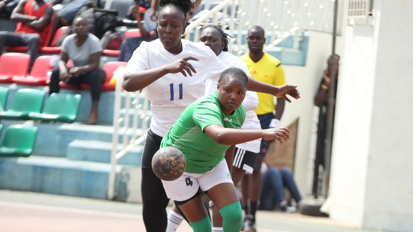 Tracy Awino (L) of Nairobi Water takes on Naomi Musembi of Ulinzi Sharks © Mozzart Sport 