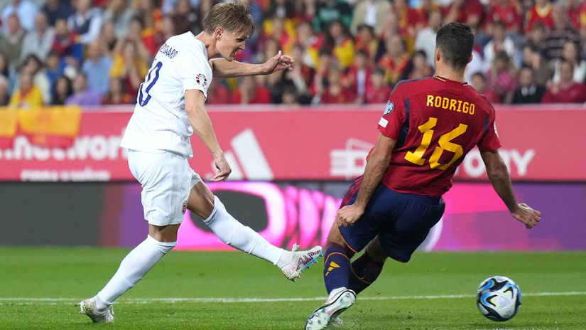 Rodri just a second before his harsh tackle on Odegaard (©Angel Martinez/Getty Images)