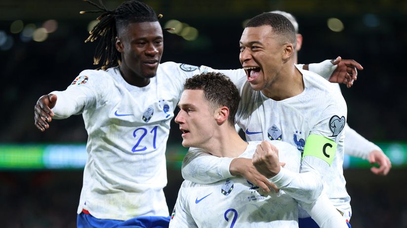 Mbappe and Camavinga celebrate with Pavard (©Oisin Keniry/Getty Images)