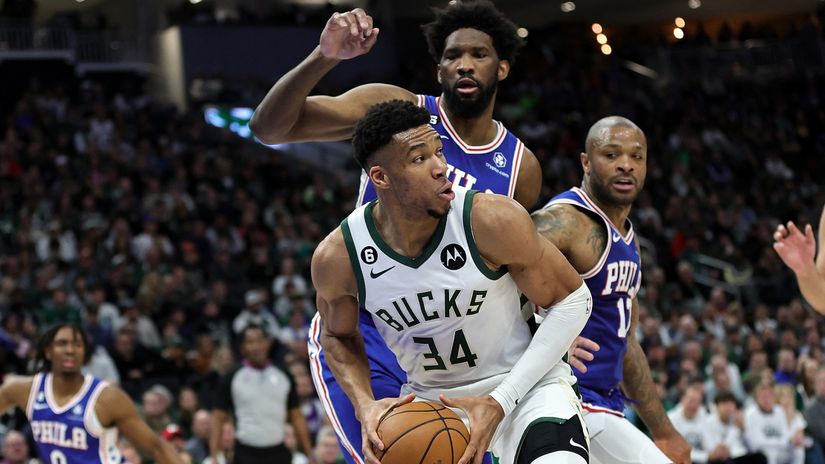 Antetokounmpo and Embiid (©AFP)