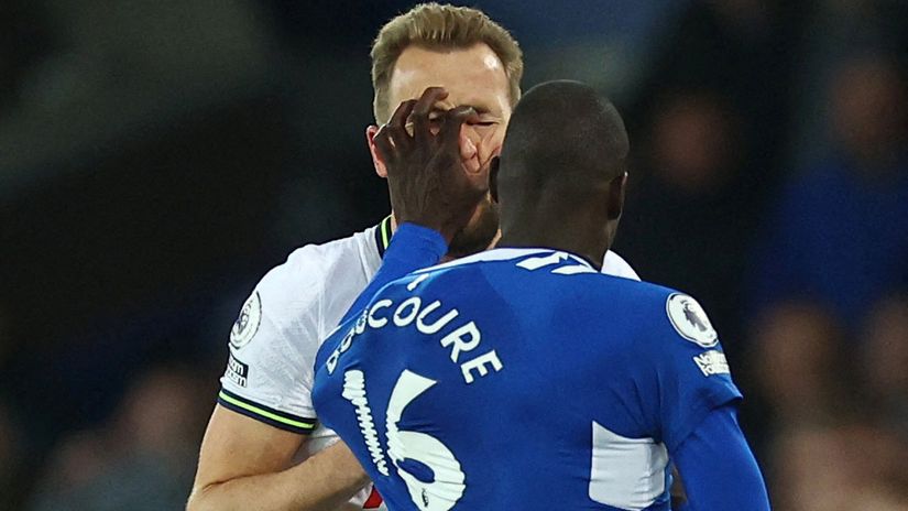 Kane vs Doucoure (©Gallo Images)