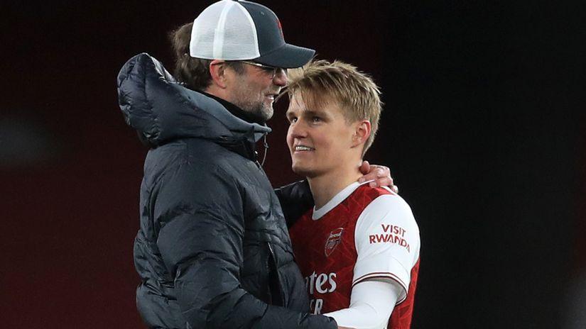 Liverpool boss Jurgen Klopp with Arsenal captain Martin Odegaard in 2021 (©Getty Images)