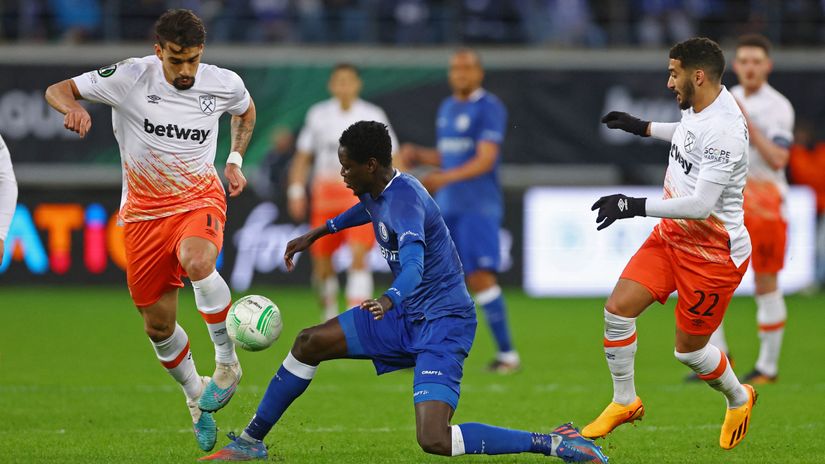 Okumu tackling Paqueta (©Gallo Images)