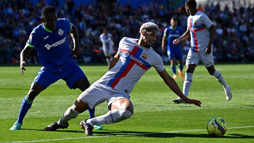 Ronald Araujo has to settle with a clean sheet - but no win (©AFP)