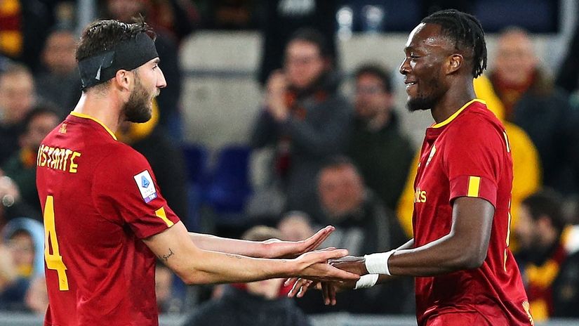 Bryan Cristante and Tammy Abraham celebrate Roma's victory (©AFP)