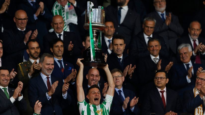 Joaquin lifting the Copa del Rey trophy last season (©Gallo Images)