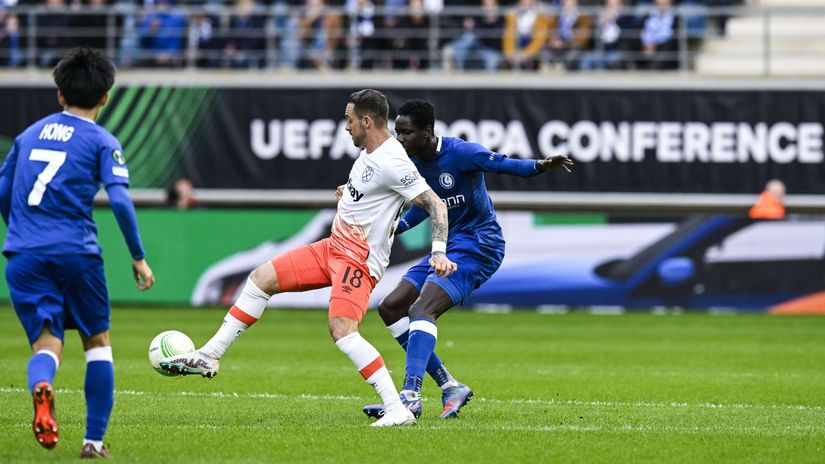 Okumu in action against West Ham last Thursday (©AFP)