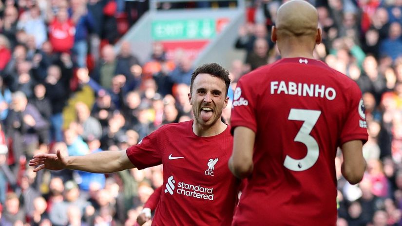 Jota celebrate with Fabinho (©REUTERS/Phil Noble)