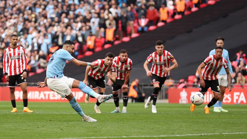 Mahrez scores from the spot (©Julian Finney/Getty Images)