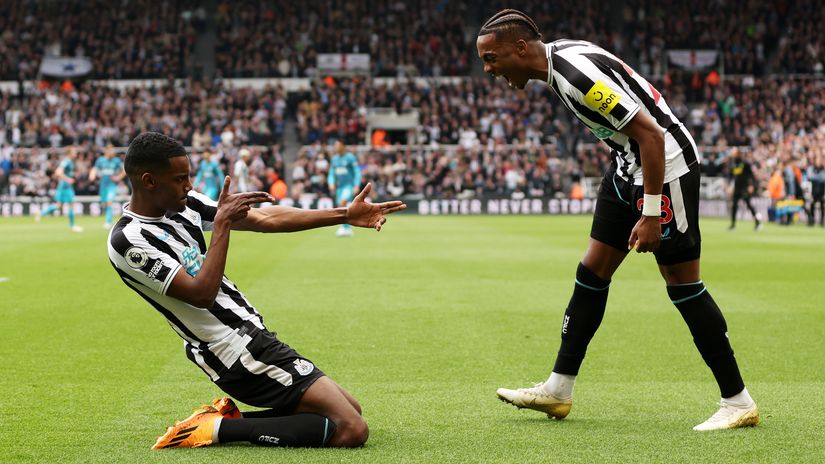 Alexander Isak of Newcastle United celebrates with teammate Joe Willock after scoring his first and Newcastle's fourth goal (©Clive Brunskill/Getty Images)