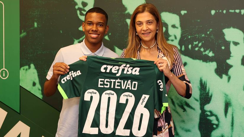 Estevao with his mum upon signing his first professional contract with Palmeiras (©Palmeiras)