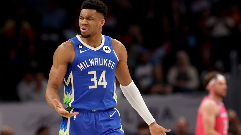  Giannis Antetokounmpo reacts (© Rob Carr/Getty Images)