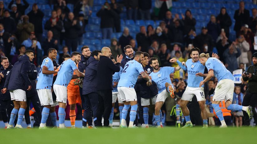 City's players form a guard of honor for Haaland (©Getty Images)