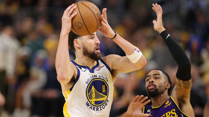 Thompson in action against the Lakers (©Ezra Shaw/Getty Images)