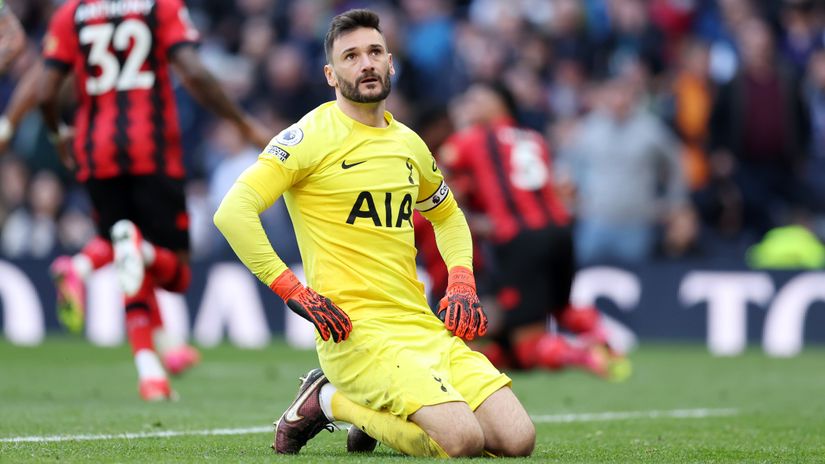 Hugo Lloris on his knees (©Julian Finney/Getty Images)