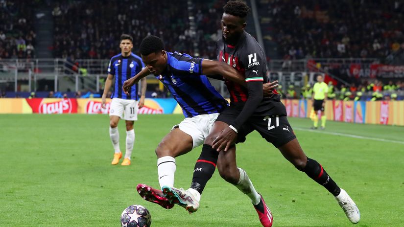 Dumfries fights for the ball with Origi (©Marco Luzzani/Getty Images)