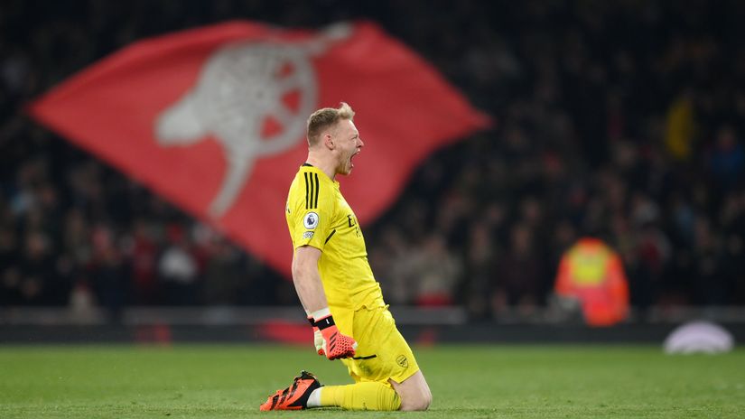Aaron Ramsdale celebrates in front of Arsenal fans (©Shaun Botterill/Getty Images)