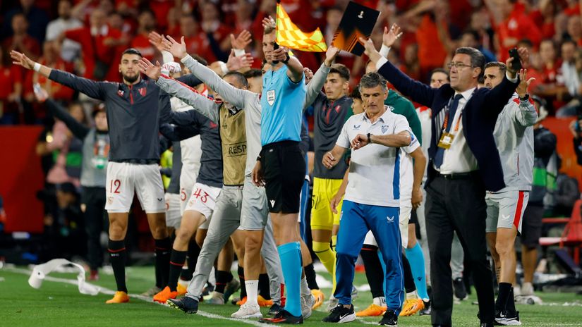 Sevilla coach Jose Mendilibar reacts (©REUTERS/Marcelo Del Pozo)