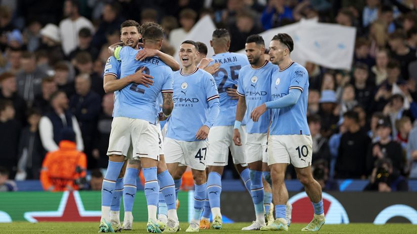 City players celebrate title after Arsenal's loss