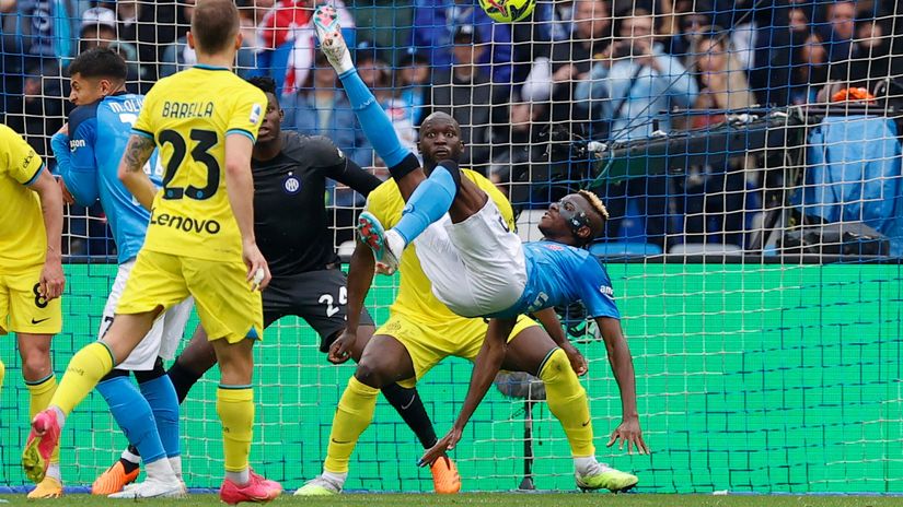 Osimhen fires past Lukaku (©REUTERS/Ciro De Luca)